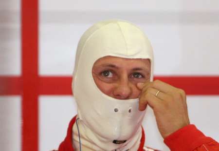 Michael Schumacher v depu v Šanghaji během tréninku na GP Číny. | Foto: Reuters