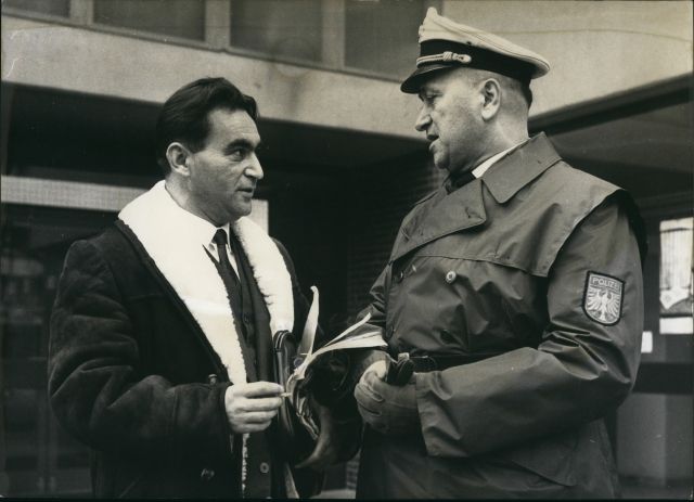 Rudolf Vrba (vlevo) během procesu, při němž svědčil v prosinci 1964 proti nacistickým zločincům u soudu ve Frankfurtu nad Mohanem. | Foto: ČTK/ZUMA/Keystone Pictures USA
