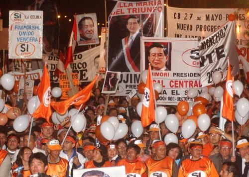 Lima - Tisícovka lidí se včera sešla v Limě na podporu exprezidenta Fujimoriho poté, co byla zveřejněna informace o jeho příletu do Chile. je AP Photo/Karel Navarro) (ČTK/AP) | Foto: Aktuálně.cz