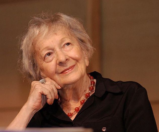 1996: Wisława Szymborska. Polská básnířka a esejistka zemřela letos. V počátcích kariéry v padesátých letech byly její básně prostoupeny duchem socialistického realismu. To však nezabránilo, aby za svou dlouholetou tvůrčí kariéru zahrnující dvě desítky sbírek nedozrála do stádia, díky kterému ji porota Nobelovy ceny označí za ,,Mozarta poezie". V českém překladu jsou k přečtení čtyři publikace, například Sůl a V Hérakleitově řece. | Foto: Aktuálně.cz