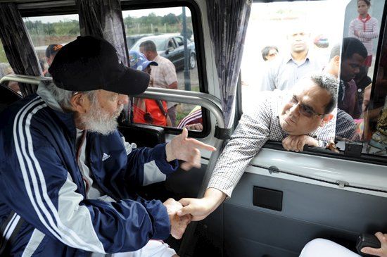 Fidel Castro hovoří se členy venezuelské delegace. Snímek je podle kubánských médií z 30. března 2015. | Foto: Reuters