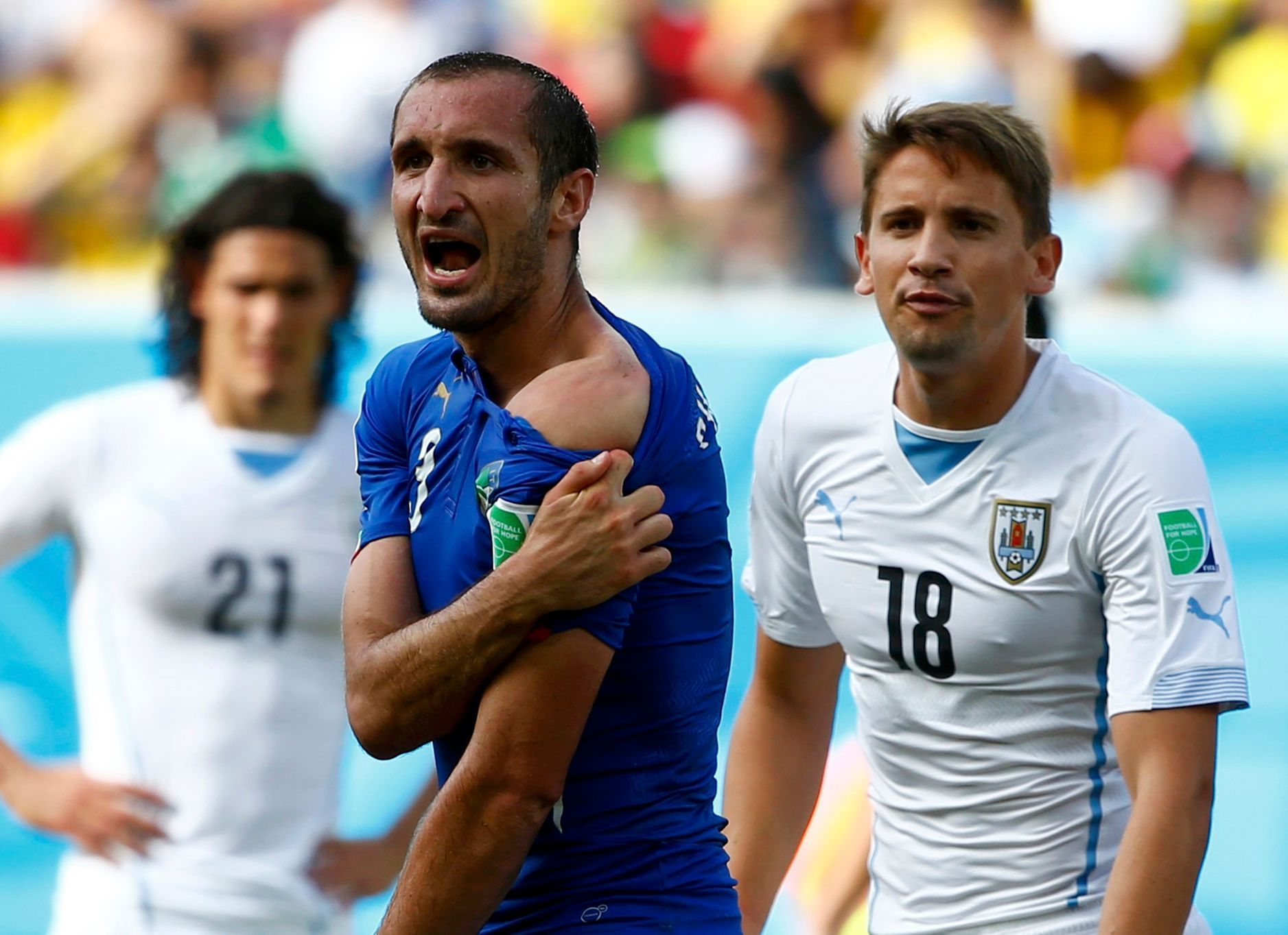 VIDEO E’ normale?  Suarez pazzo morde Italo Chiellini