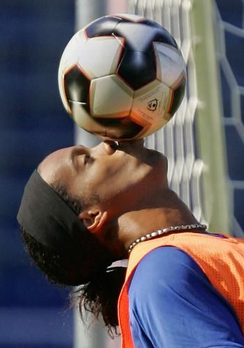 Ronaldinho a míč... | Foto: ČTK / AP