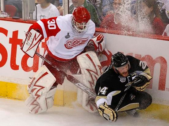 Brankář Chris Osgood měl od úvodních minut hodně práce | Foto: Sport, Reuters