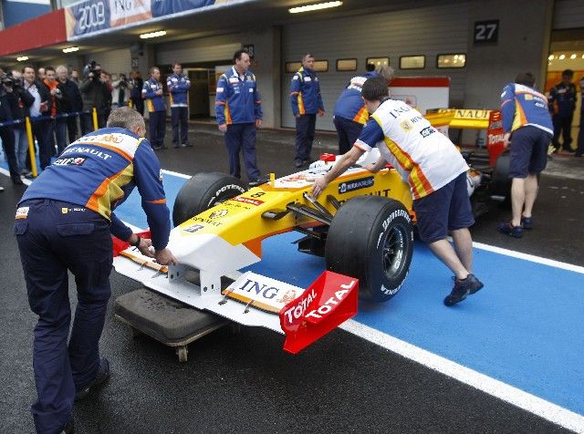 Mechanici stáje Renault připravují nový monopost R29 na první testovací jízdu. | Foto: Reuters