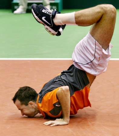 Tenista Radek Štěpánek slaví první turnajový titul na okruhu ATP. V Rotterdamu porazil ve finále Christopha Rochuse. | Foto: Reuters