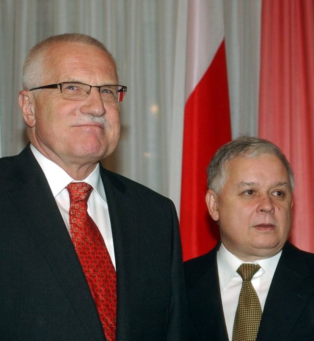 Prezident Václav Klaus se včera ve Varšavě vyslovil proti snahám rychle řešit situaci kolem evropské ústavní smlouvy. V nynější podobě není euroústava, kterou v referendech zamítly Francie a Nizozemsko, použitelná, míní Klaus. Český prezident se dnes ve Varšavě setkal na neformální pracovní večeři s polskou hlavou státu Lechem Kaczyńským, ten Klausův názor na současný text euroústavy sdílí. | Foto: Reuters