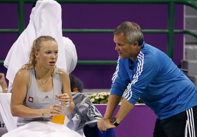 Serena Williamsová vyhrála nad Caroline Wozniackou i díky odstoupení své soupeřky pro zranění. | Foto: Reuters