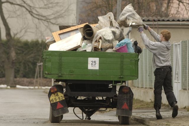 Jihočeské Veselí nad Lužnicí se pomalu vzpamatovávalo z povodně, ale voda v neděli stále zaplavovala část tří ulic. Lidé vyklízeli poničené předměty ze svých obydlí. | Foto: čtk