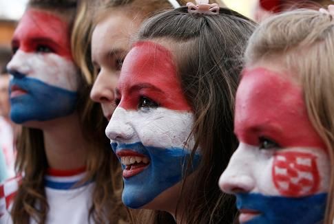 V průběhu zápasu měly důvod k úsměvu chorvatské fanynky. Jejich tým porazil Rakousko | Foto: Reuters