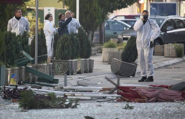 Forenzní experti ohlédávají místo výbuchu v kosovské metropoli. | Foto: Reuters