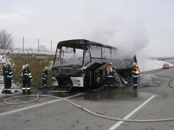 Požár autobusu na D11 | Foto: HZS Královéhradeckého kraje