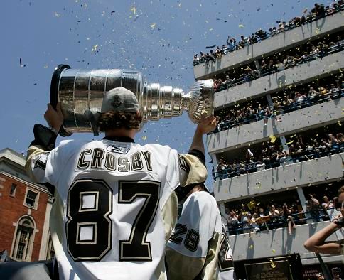 Sidney Crosby ukazuje Stanley Cup | Foto: Reuters