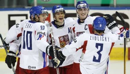 Jaroslav Hlinka (vlevo), Martin Erat (druhý zleva), Tomáš Kaberle (2. zprava) a Marek Židlický gratulují Patriku Eliášovi (uprostřed) k úspěšné střele během druhé třetiny zápasu | Foto: Reuters