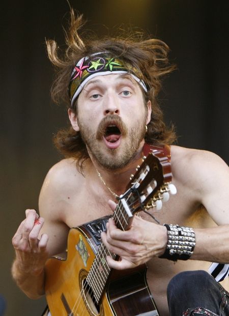 Eugene Hutz z Gogol Bordello však nemusel zoufat... | Foto: Reuters