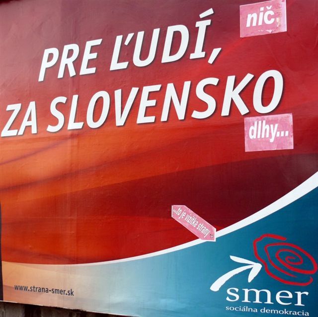 Pro lidi nic, pro Slovensko dluhy, to je podle lidové tvořivosti vizitka strany Smer. | Foto: Aktualne.sk