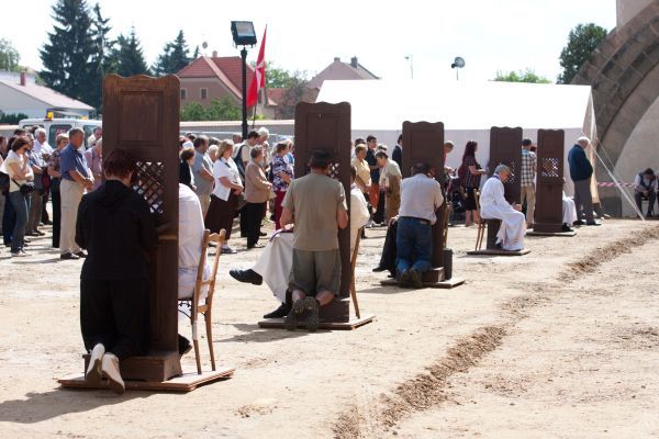 Hlavním bodem úterního dopoledne byla Národní pouť. Mnozí z poutníků využili možnosti mnoha zpovědníků. | Foto: Filip Fojtík