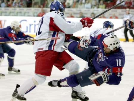 Petr Tenkrát (v bílem) atakuje Dejana Varla ze Slovinska. | Foto: Reuters