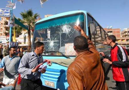 Damanhour - Stoupenci Muslimského bratrstva útočí na autobus vládnoucí Národní demokratické strany. | Foto: Reuters