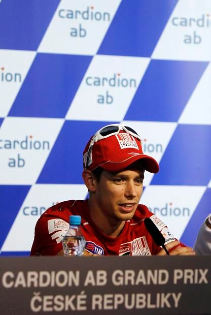 Casey Stoner odpovídá na dotazy novinářů | Foto: Reuters