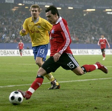 Trochowski z Hamburku se snaží odcentrovat před branku Curychu v odvetě Poháru UEFA, která skončila 0:0. | Foto: Reuters