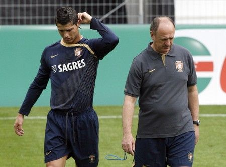 Hlavně na Cristiana Ronalda bylo zvědavých 12 tisíc diváků na stadionu v Neuchatelu. | Foto: Reuters