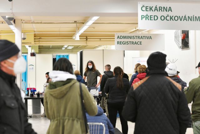 Lidé čekají ve frontě na očkování bez registrace v bývalém obchodním domě Prior v Plzni. | Foto: ČTK