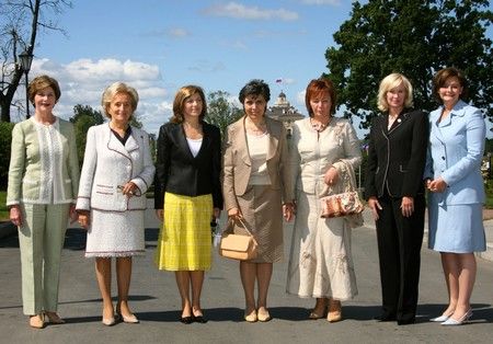 Manželky státníků. Zleva: Laura Bushová, Bernadette Chiracová, Sousa Uva Barrosová, manželka italského premiéra Romana Prodiho Flavia Franzoni, Ludmila Putinová, Laureen Harperová a Cherie Blairová | Foto: Reuters