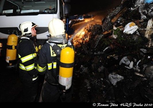 Oheň krotilo celkem šest hasičských jednotek. | Foto: Roman Půta HZS Praha