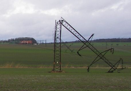 Spadlé stožáry VVN mezi Novým Bydžovem a Praskem. | Foto: KHKÚ