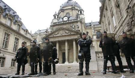 Sorbonna je z rozhodnutí rektora uzavřena nejméně do konce týdne. Na klid dohlíží policie. | Foto: Reuters