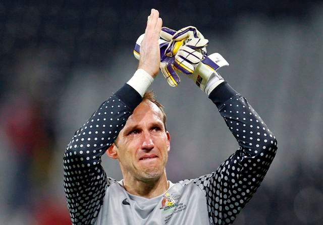 Na mládí vsadila Austrálie, smůlu má tedy velezkušený brankář Chelsea Mark Schwarzer. | Foto: Reuters