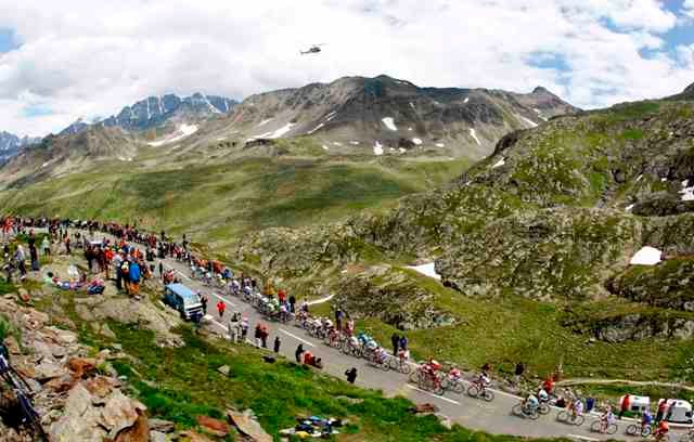 Krásné scenérie doprovázejí každou Tour. | Foto: Reuters