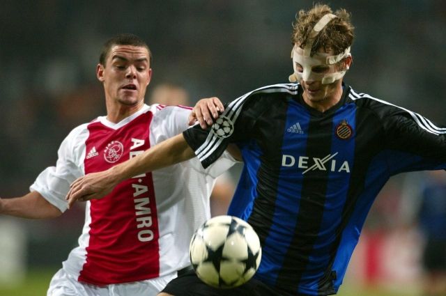 Tom Soetaers z Ajaxu Amsterdam (vlevo) a David Rozehnal (maska) z Brugg v utkání druhého kola skupiny H Ligy mistrů hraném 1. října 2003 v Amsterdamu. | Foto: ČTK