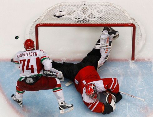 Švýcarský brankář Jonas Hiller likviduje rozhodující nájezd Sergeie Kostitsyna | Foto: Reuters