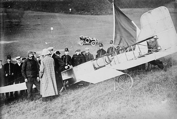 Louis Blériot a jeho stroj Blériot XI po přistání u britského Doveru. | Foto: Public Domain