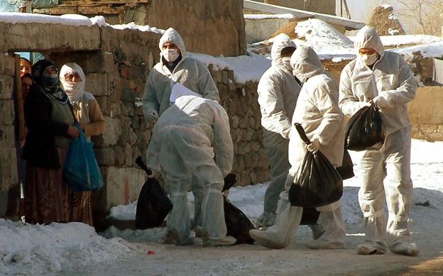 Veterináři ve východotureckém městě Erzurum odnášejí z domácností drůbež poté, co zde na ptačí chřipku zemřel již druhý člověk. Je to první případ mimo Jihovýchodní Asii a Čínu, kdy byla tato choroba zaznamenána u člověka. | Foto: Reuters