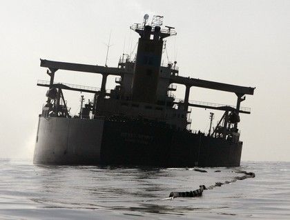 Do tankeru ukotveného devět kilometrů od břehu narazil vlečný člun a způsobil tragédii. | Foto: Reuters