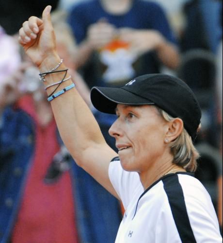 Americká tenistka Martina Navrátilová se utkala 9. května společně s Barborou Strýcovou v prvním kole čtyřhry turnaje ECM Prague Open 2006 s další česko-americkou dvojicí Olga Blahotová a Asha Rolleová | Foto: Reuters