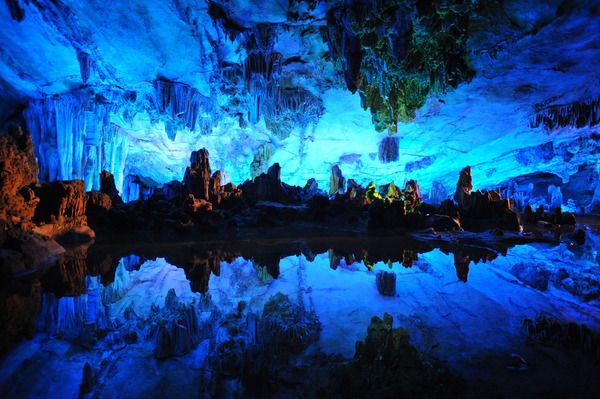 Jeskyně Reed Flute / ČÍNA Tato jeskyně se nachází ve městě Guilin a bývá nazývána Palácem národního umění. Je 240 m dlouhá a tato síť jeskyní byla objevena před 1200 lety.  Tento komplex krasových jeskyní je tvořen stalaktity, stalagmity a kamennými sloupy různých tvarů a velikostí. Velkolepý dojem  umocňuje barevné osvětlení. Tato jeskyně je jediná svého druhu na světě. | Foto: AČCKA