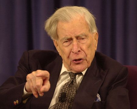 John Kenneth Galbraith při jedné z posledních přednášek na Harvardu tak, jak jej v roce 2002 zachytily Harvardské listy. | Foto: Aktuálně.cz