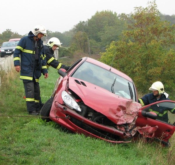 Peugeot prorazil po střetu svodidla. | Foto: Hasičský záchranný sbor Jihomoravského kraje