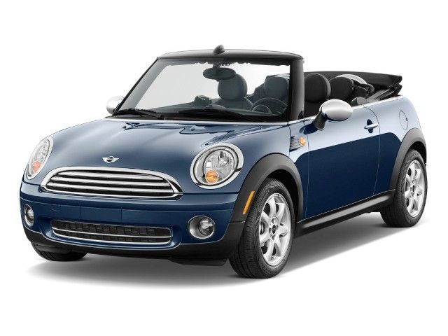 Mini Cooper Cabrio má sice čtyři sedačky, ale cestovat ve čtyřech v něm možné není | Foto: Aktuálně.cz