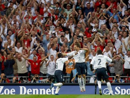 Angličan Michael Owen se raduje z gólu v síti Izraele - kvalifikace Eura 2008 Anglie vs. Izrael. | Foto: Reuters