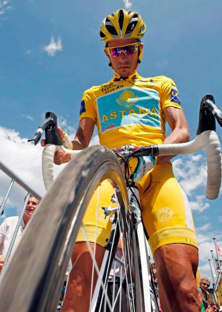 Alberto Contador, lídr a pravděpodobný vítěz Tour de France 2009, na startu devatenácté etapy. | Foto: Reuters