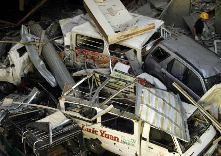 Střepy zaplnily okolí. | Foto: Reuters