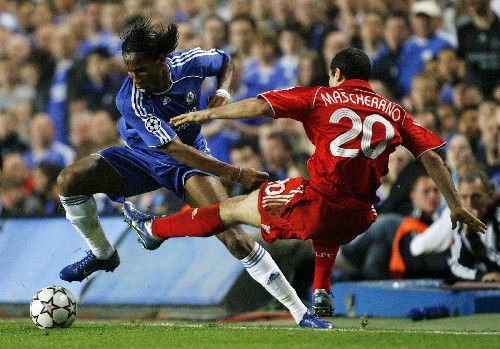 Javier Mascherano z Liverpoolu (vpravo) v souboji s Didierem Drogbou z Chelsea v semifinále Ligy mistrů. | Foto: Reuters