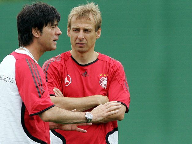 Jürgen Klinsmann a Joachim Loew se radí na tréninku v Berlíně. | Foto: Reuters