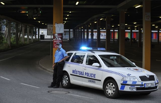 Policie musela 19. července v podvečer kvůli nálezu letecké pumy z druhé světové války evakuovat nákupní centrum na okraji Liberce. | Foto: ČTK