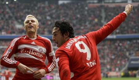 Christian Lell a Luca Toni oslavují gól Bayernu Mnichov | Foto: Reuters